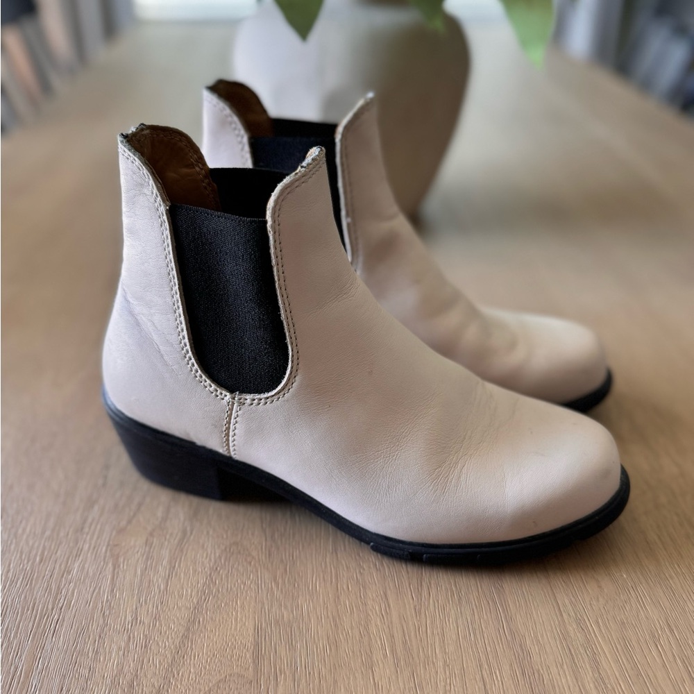 Blundstone Cream and Black Ankle Boots